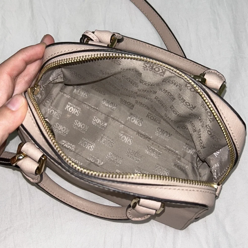 Michael Kors Purse Cross-body - Picture 6 of 8